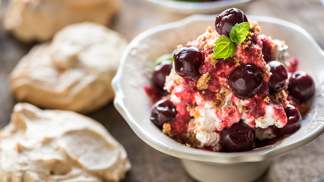 Meringue Pavlova Dessert